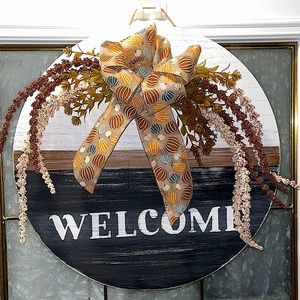 Welcome door sign. Hand painted and distressed, 18 inch round.